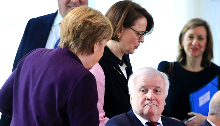 Ο υπουργός Εσωτερικών της Γερμανίας αρνήθηκε χθες να δώσει το χέρι του στην καγκελάριο Άνγκελα Μέρκελ, την ώρα που η επιδημία του νέου κοροναϊού εξαπλώνεται στη χώρα