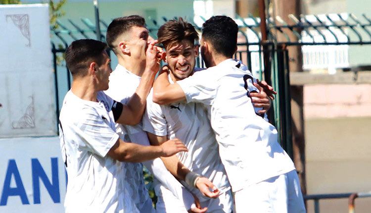 πανηγύρισαν οι παίκτες της Κ19 του ΟΦΗ