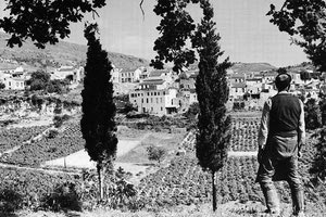 Η φωτογραφία της ημέρας: 1939. Ένας Κρητικός αγναντεύει από ψηλά το χωριό Αυγενική.