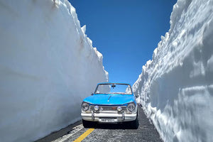 Το κλασικό αυτοκίνητο βρίσκεται ανάμεσα σε… βουνό από χιόνια στον Ψηλορείτη