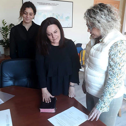 η γνωστή Ηρακλειώτισσα δικηγόρος Πάτρα Πατεράκη μετά την ορκωμοσία της ενώπιον της διοικήτριας Λ. Μπορμπουδάκη