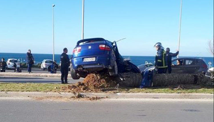 Τροχαίο: Κι άλλο αυτοκίνητο  σε φοίνικα της παραλιακής