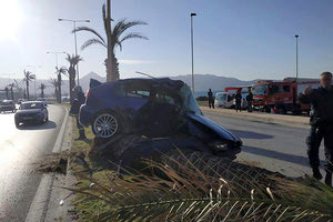 Τροχαίο: Κι άλλο αυτοκίνητο σε φοίνικα της παραλιακής