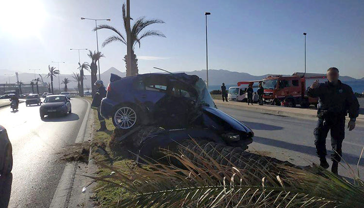 Τροχαίο: Κι άλλο αυτοκίνητο σε φοίνικα της παραλιακής