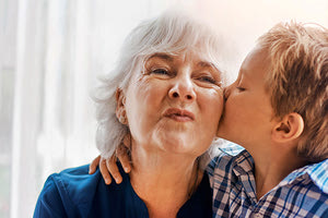 αποφεύγουμε φιλιά και αγκαλιές με ηλικιωμένους για τον κοροναϊό