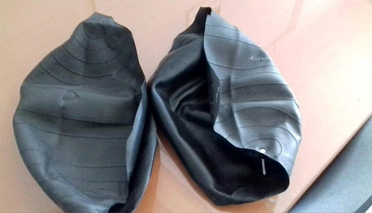 Μία σκισμένη μπάλα κοιλιακών βρήκαν οι παράγοντες του ΕΑΚΗ στο γυμναστήριο του κολυμβητηρίου