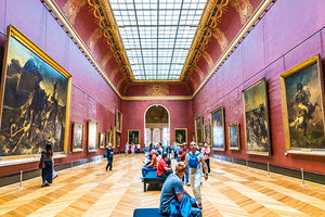 To εμβληματικό μουσείο του Λούβρου στο Παρίσι.