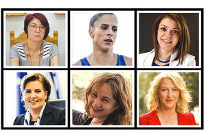 Έξι γυναίκες σε συνομιλία στην αίθουσα συναυλιών του Πολιτιστικού Συνεδριακού Κέντρου Ηρακλείου για την Παγκόσμια Ημέρα της Γυναίκας