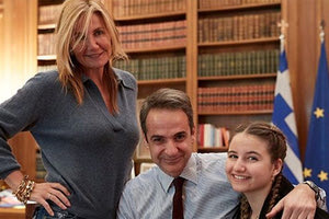 Ο πρωθυπουργός Κυριάκος Μητσοτάκης είχε χθες τα γενέθλιά του και η σύζυγός του Μαρέβα Γκραμπόβσκι μαζί με τη μικρότερη κόρη τους, Δάφνη, του πήγαν μία τούρτα στο γραφείο 