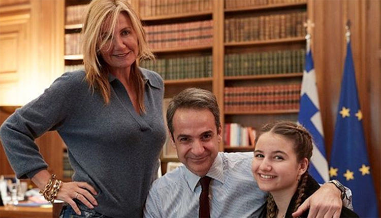Ο πρωθυπουργός Κυριάκος Μητσοτάκης είχε χθες τα γενέθλιά του και η σύζυγός του Μαρέβα Γκραμπόβσκι μαζί με τη μικρότερη κόρη τους, Δάφνη, του πήγαν μία τούρτα στο γραφείο 