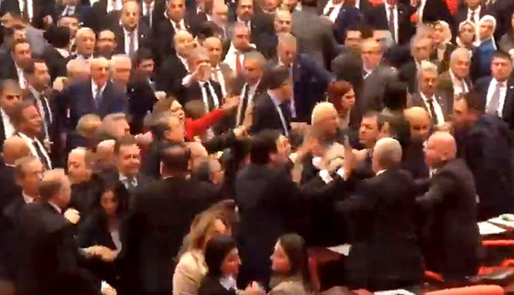 Άγριο ξύλο στην τουρκική Εθνοσυνέλευση, με βουλευτές του κόμματος του Ερντογάν να επιτίθενται σε βουλευτές της αντιπολίτευσης με αφορμή ανακοίνωσή τους για τον Τούρκο πρόεδρο.