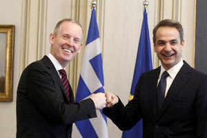 Ο Κυριάκος Μητσοτάκης απέφυγε να χαιρετήσει με τον παραδοσιακό τρόπο τον αντιπρόεδρο της Ευρωπαϊκής Τράπεζας Επενδύσεων Άντριου ΜακΝτάουελ