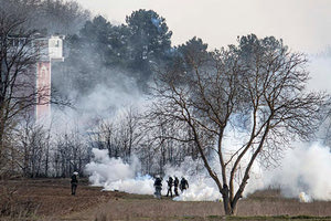 Συνεχείς ρίψεις χημικών στον Έβρο από την τουρκική στην ελληνική πλευρά