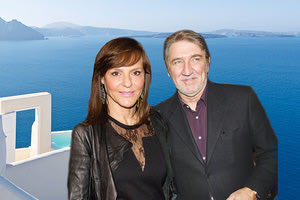 Στη Σαντορίνη επεκτείνουν τις επιχειρηματικές τους δραστηριότητες ο Μανώλης και η Σουζάνα Παπακαλιάτη, δημιουργώντας ένα καινούριο ξενοδοχείο. 