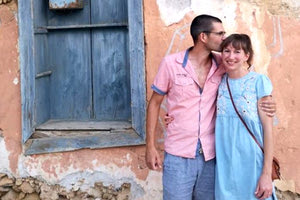 Η 30χρονη Στεφ και ο 34χρονος Ματ Τροτ από το Σάσεξ της Αγγλίας μετακόμισαν στο μικρό χωριό Χουμέρι του Ρεθύμνου