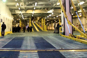 μέσα στο γκαράζ πλοίου που έδεσε στο λιμάνι της Σούδας,