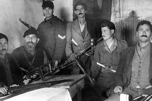 Ιερά Μονή Αγίου Αντωνίου και Αγίου Θωμά - Βροντήσι. Από αριστερά: Εμμανουήλ Τσικριτζάκης ή Σκουρομανόλης, Καπετάν Πετρακογιώργης, (;), Μανιδάκης Νικόλαος (Ζαρός), Βεϊσάκης Κωνσταντίνος και ο Γεώργιος Καργάκης ή Ψαρογιώργης.