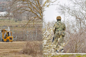 οι στρατιωτικές και αστυνομικές δυνάμεις στο φυλάκιο στις Καστανιές Έβρου
