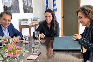 Συνάντηση που είχε η αντιδήμαρχος Κοινωνικής Πολιτικής Ρένα Παπαδάκη – Σκαλίδη, με την υφυπουργό Εργασίας και κοινωνικών υποθέσεων Δόμνα Μιχαηλίδου, παρουσία του βουλευτή Ηρακλείου της Ν.Δ. Μάξιμου Σενετάκη.