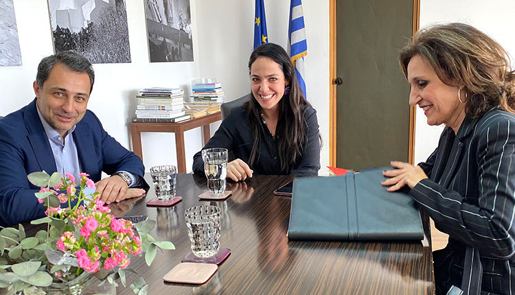 Συνάντηση που είχε η αντιδήμαρχος Κοινωνικής Πολιτικής Ρένα Παπαδάκη – Σκαλίδη, με την υφυπουργό Εργασίας και κοινωνικών υποθέσεων Δόμνα Μιχαηλίδου, παρουσία του βουλευτή Ηρακλείου της Ν.Δ. Μάξιμου Σενετάκη.