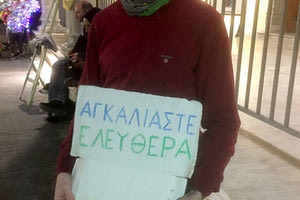 Ο Μάρεκ από τη Σλοβακία με το χαρτόνι που αναγράφει «ελεύθερες αγκαλιές»