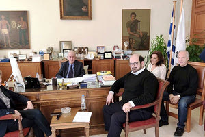 Από τη συνάντηση στο γραφείο του δημάρχου κ. Λαμπρινού, όπου ελήφθη η απόφαση για το κλείσιμο του Π.Σ.Κ.Η.