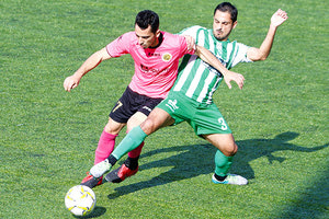 Γιακουμάκης και Πλουσής σε στιγμιότυπο από το ματς του ΠΑΝΟΜ με τον Γιούχτα