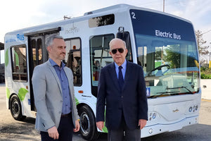 Ο δήμαρχος Ηρακλείου, Βασίλης Λαμπρινός, συνοδευόμενος από τον αντιδήμαρχο Τεχνικών Έργων Γιάννη Αναστασάκη στο ηλεκτροκίνητο λεωφορείο το απέκτησε πρόσφατα ο Δήμος Ηρακλείου