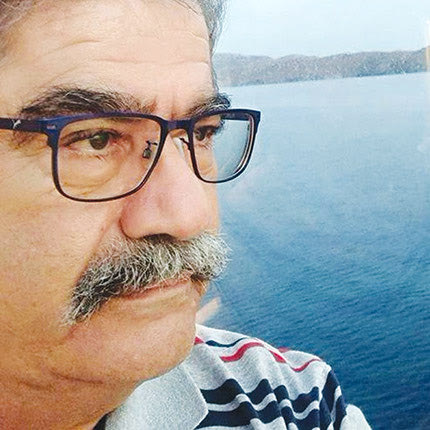 Ο 66χρονος Ηρακλειώτης συνταξιούχος καθηγητής Μαθηματικών και περιφερειακός σύμβουλος Δυτικής Ελλάδας Μανώλης Αγιομυργιαννάκης ο πρώτος που έφυγε από τη ζωή με τον κοροναϊό