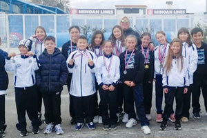 Η ομάδα του Ωρίωνα με την προπονήτριά τους