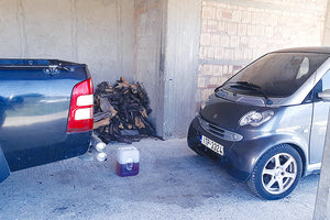 Στόχος εμπρηστών, οι οποίοι ήθελαν όχι μόνο να προκαλέσουν ζημιές σε οχήματα, ήταν 43χρονος κοσμηματοπώλης