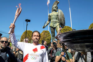 Ο Τζέραλντ Μπάτλερ άναψε τον βωμό στη Σπάρτη και αμέσως μετά διακόπηκε η Λαμπαδηδρομία