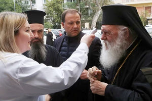 Θερμομέτρησαν τους δεσπότες πριν την στην αίθουσα συνεδριάσεων της Ιεράς Συνόδου της Εκκλησίας της Ελλάδας