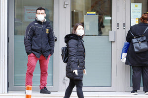 Στην τράπεζα με μάσκα