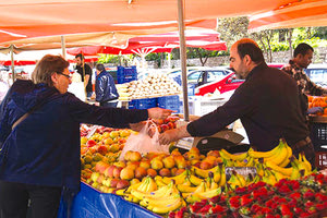 στις λαϊκές αγορές