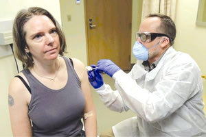 Η 43χρονη Jennifer Haller εθελόντρια του πρώτου δοκιμστικού εμβολίου