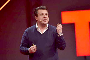 πρόεδρος του Εθνικού Συμβουλίου  Έρευνας, Τεχνολογίας και Καινοτομίας, κ. Μανώλης Δερμιτζάκης, καθηγητής Γενετικής Ιατρικής Σχολής του Πανεπιστημίου της Γενεύης