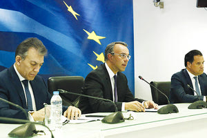 Μέτρα στήριξης για τις επιχειρήσεις που πλήττονται αλλά και τους εργαζόμενους ανακοίνωσαν χθες οι τρεις υπουργοί