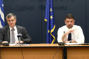 Ο Υφυπουργός Πολιτικής Προστασίας Νίκος Χαρδαλιάς και ο εκπρόσωπος τύπου του Υπουργείου Υγείας, καθηγητής λοιμωξιολογίας Σωτήρης Τσιόδρας,