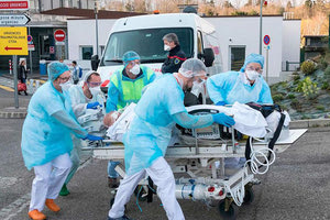 Με στρατιωτικά αεροπλάνα μεταφέρονται οι ασθενείς από την μια άκρη της χώρας στην άλλη, για ένα κρεβάτι ΜΕΘ