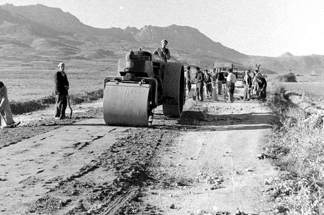 Η φωτογραφία της ημέρας: Kατασκευή δρόμων στη Κρήτη μετά τον πόλεμο