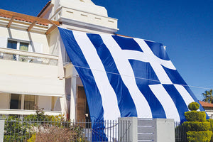 αλλά οι σημαίες μπαίνουν στο μπαλκόνι!