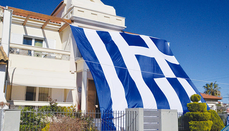 αλλά οι σημαίες μπαίνουν στο μπαλκόνι!