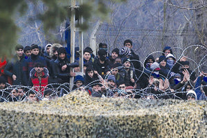 χιλιάδες πρόσφυγες και μετανάστες στα σύνορα του Έβρου