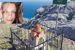 Στο άγριας ομορφιάς τοπίο του φαραγγιού του Αμπά στα Αστερούσια, στήθηκε ένα μικρό εκκλησάκι στη μνήμη της 31χρονης νηπιαγωγού Κάλλιας Μηλιαρά