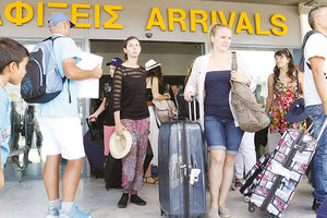 Σε υποχρεωτική καραντίνα όσοι έρχονται από το εξωτερικόα εγρήγορση, θέλοντας να προλάβουν τα χειρότερα. 