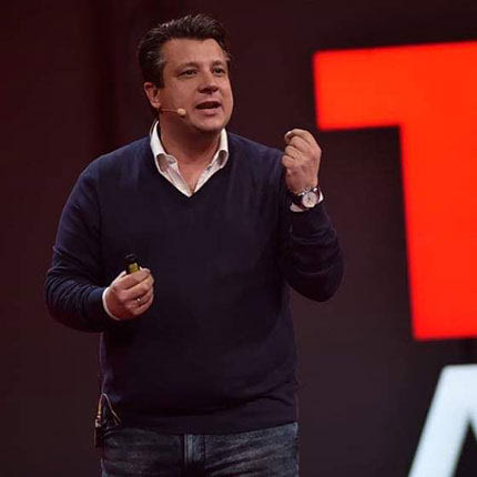 ΜΑΝΩΛΗΣ ΔΕΡΜΙΤΖΑΚΗΣ: Ένας Ηρακλειώτης στην πρώτη γραμμή της μάχης με τον ιό