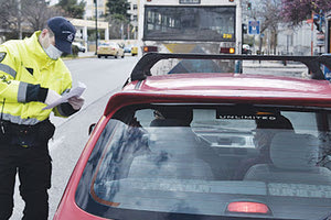 ΠΡΟΣΤΙΜΑ ΕΚΕΙ ΚΑΙ ΑΛΛΟΥ…: Η παρέα ήθελε να γιορτάσει στην πλατεία την 25η Μαρτίου