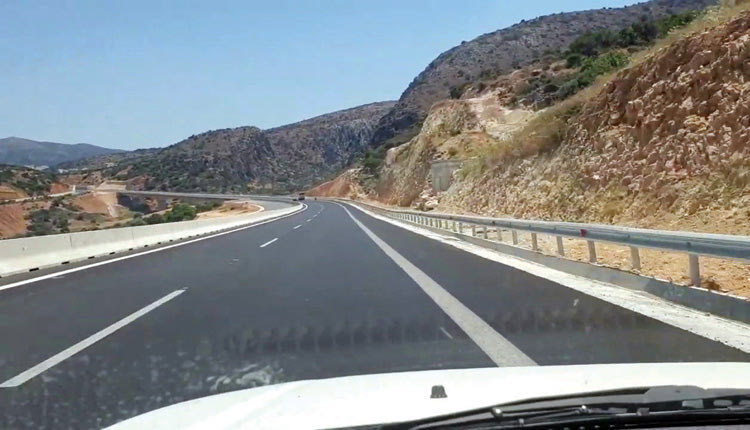 στην έξοδο της νέας γέφυρας Αποσελέμη προς Άγιο Νικόλαο