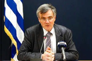 Ο Σωτήρης Τσιόδρας μιλώντας στους δημοσιογράφους